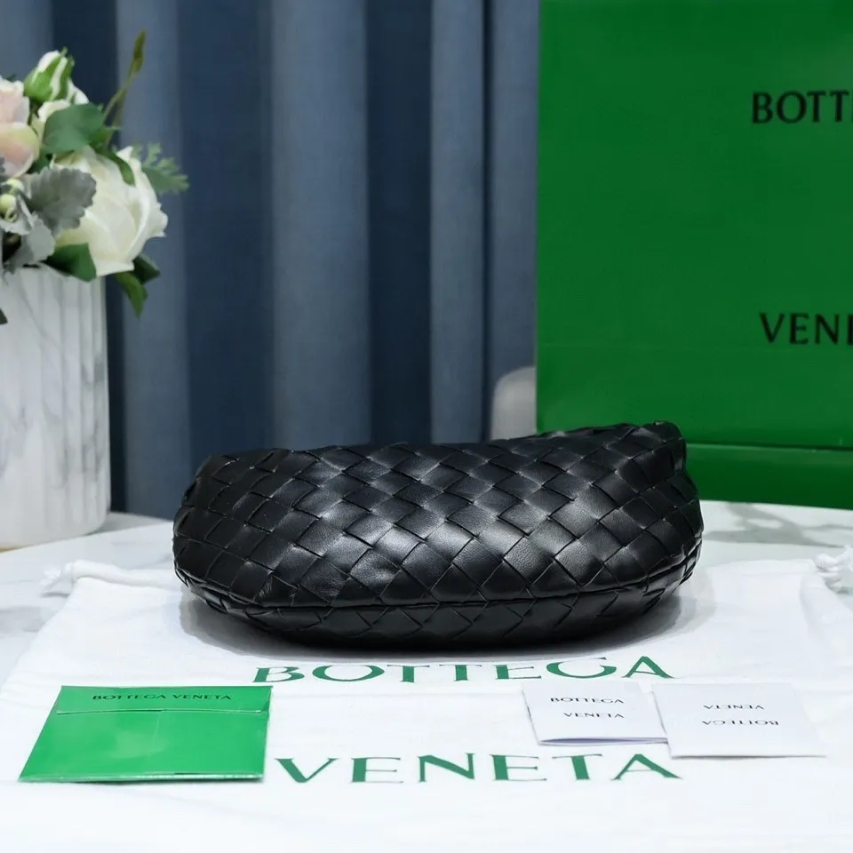Batch 1120 BV Bottega Veneta 2021 Early Spring New Ladies MINI JODIE Handbag BV Bag 🔥The new method is to round the corners on the original basis and knot the round hobo bag with classic woven leather. The most iconic triangular pull-out design, using sheepskin draped soft shape, is super suitable for concave shapes~ Jodie feels really gentle to people, and is definitely the best item for daily matching. It has the same weave, new elements and twists, is compact and versatile, and is the new favorite of street style Internet celebrities! Dimensions: 23x28x8 Model: 6699-1